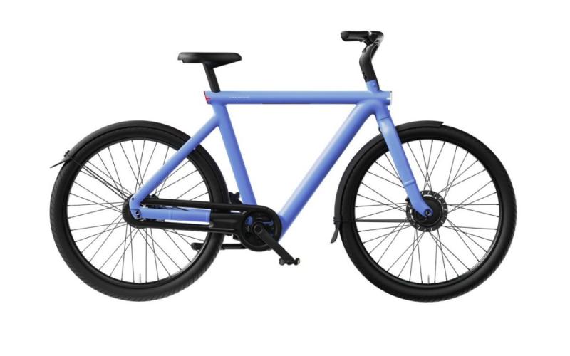 <p>Op zoek naar een slimme en stijlvolle e-bike die technologie en design naadloos samenbrengt? Dan is de&nbsp;VanMoof S6een fiets die direct in het oog springt. Het strakke aluminium frame vormt de basis en ademt dezelfde minimalistische ontwerpfilosofie waar VanMoof om bekendstaat. Alles is ontworpen met oog voor detail: van de ge&iuml;ntegreerde verlichting tot het subtiel weggewerkte display en de netjes in het frame verwerkte kabels. De VanMoof S6 laat zien hoe modern fietsdesign eruitziet wanneer technologie en esthetiek elkaar versterken &mdash; ingetogen, doordacht en typisch VanMoof.</p>
