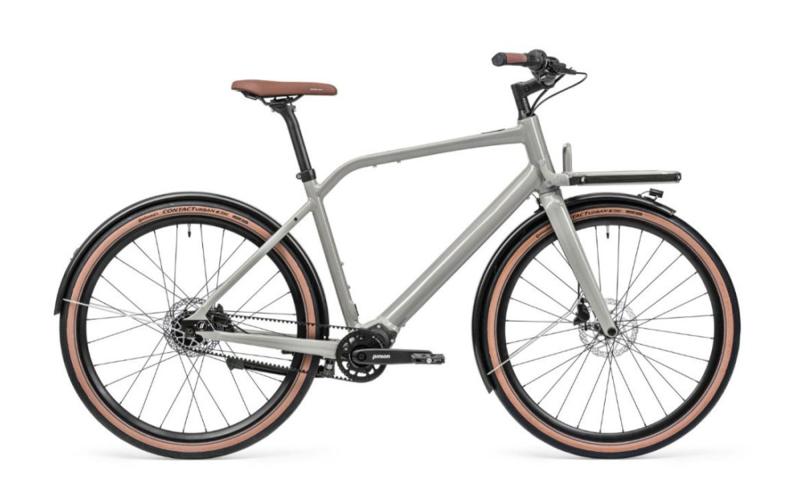 <p>Op zoek naar een elegante e-bike die design, comfort en techniek perfect samenbrengt? Dan is de Schindelhauer Emil jouw fiets. De basis is het strakke aluminium frame dat vakmanschap uitstraalt. Alle kabels zijn netjes weggewerkt en de accu is haast onzichtbaar ge&iuml;ntegreerd in de onderbuis. Het resultaat? Een minimalistisch ontwerp dat net zo mooi rijdt als het eruitziet.</p>
