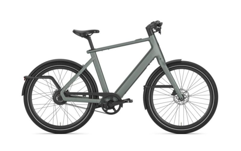 <p>Zin in een e-bike die er sportief uitziet &eacute;n aanvoelt? Dan is de&nbsp;Gazelle Cayo&nbsp;een hele lekkere keuze. Het strakke frame en de slimme afwerking geven &rsquo;m die moderne, snelle uitstraling, terwijl je onderweg vooral merkt hoe stabiel en soepel hij rijdt. Je krijgt krachtige ondersteuning (ideaal voor bruggen, wind tegen en &ldquo;ik ben laat&rdquo;-momenten), een netjes ge&iuml;ntegreerde accu voor een frisse look, en veel controle dankzij sterke schijfremmen. Kortom: een e-bike die niet schreeuwt om aandacht, maar w&eacute;l stiekem harder rijdt dan je planning.</p>
