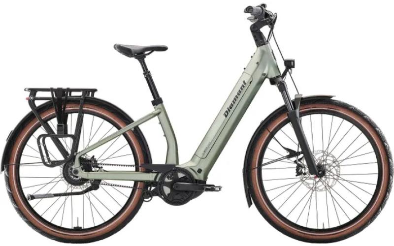<p>De Diamant Suvea Style is gemaakt voor fietsers die veel comfort willen en zo min mogelijk onderhoud. Dit model combineert een krachtige Bosch-aandrijving met een onderhoudsarme riemaandrijving en soepel Enviolo-schakelen. Vooral de uitvoering met 800 Wh accu is interessant voor langere ritten, omdat je meer vrijheid hebt zonder steeds op je accupercentage te hoeven letten. </p>
