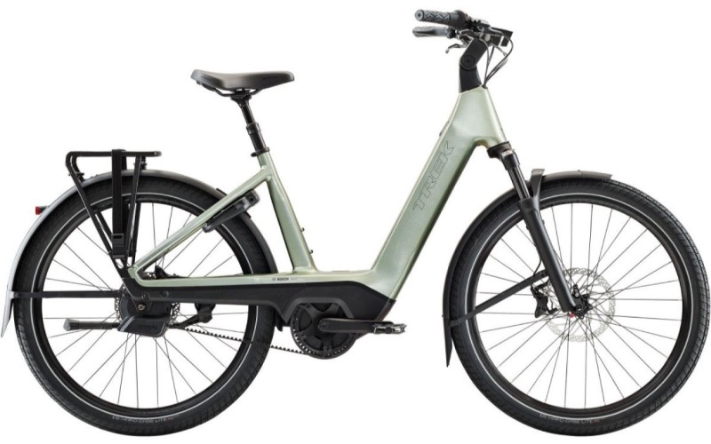 <p>De Trek Charter+ 5 is een krachtige en moderne e-bike voor wie veel gemak wil tijdens dagelijkse ritten en weekendtochten. De fiets is uitgerust met de Bosch Performance Line PX-motor, die veel ondersteuning levert en daardoor prettig aanvoelt bij langere afstanden, tegenwind of heuvelachtig terrein. In de 800 Wh-uitvoering krijg je bovendien een grote accu, wat deze fiets extra interessant maakt voor mensen die niet na elk ritje willen laden. </p>
