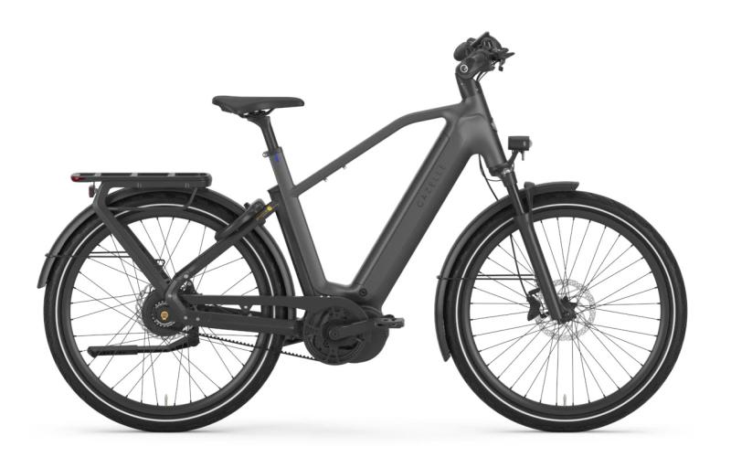 <p>De Gazelle Eclipse C380 is een krachtige SUV e-bike voor fietsers die graag verder rijden dan alleen het dagelijkse rondje. Met zijn actieve zithouding, krachtige ondersteuning en grote 750 Wh accu is dit model duidelijk gebouwd voor lange ritten en heuvelachtige routes. De onderhoudsarme riemaandrijving en traploze Enviolo-versnelling maken de fiets prettig in gebruik: soepel schakelen, weinig gedoe en veel rijcomfort. </p>
