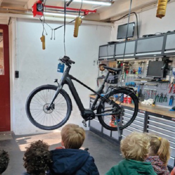Kleine fietsenmakers op bezoek bij Fietsen van Freek